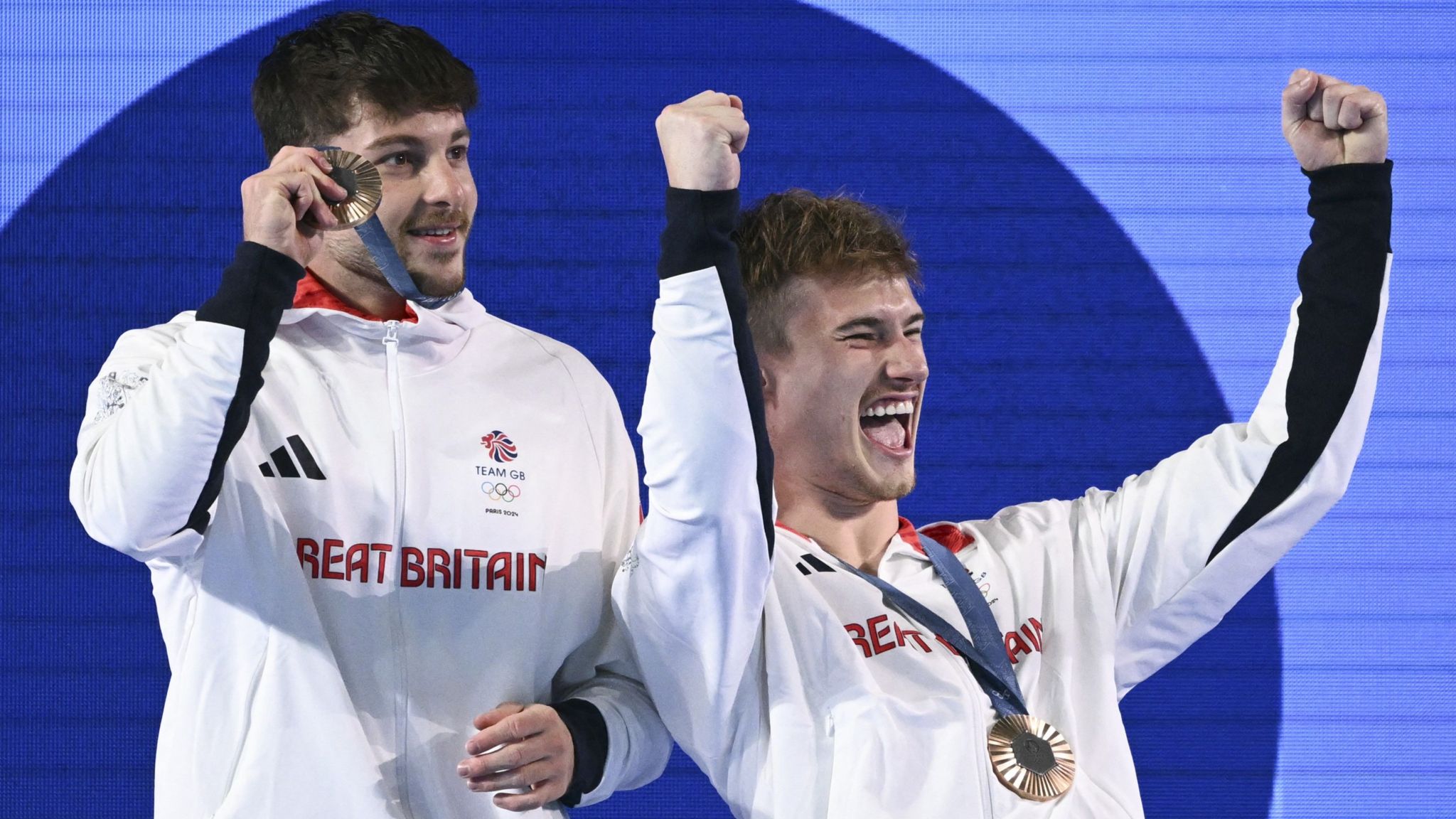 Anthony Harding and Jack Laugher celebrate with their bronze medals