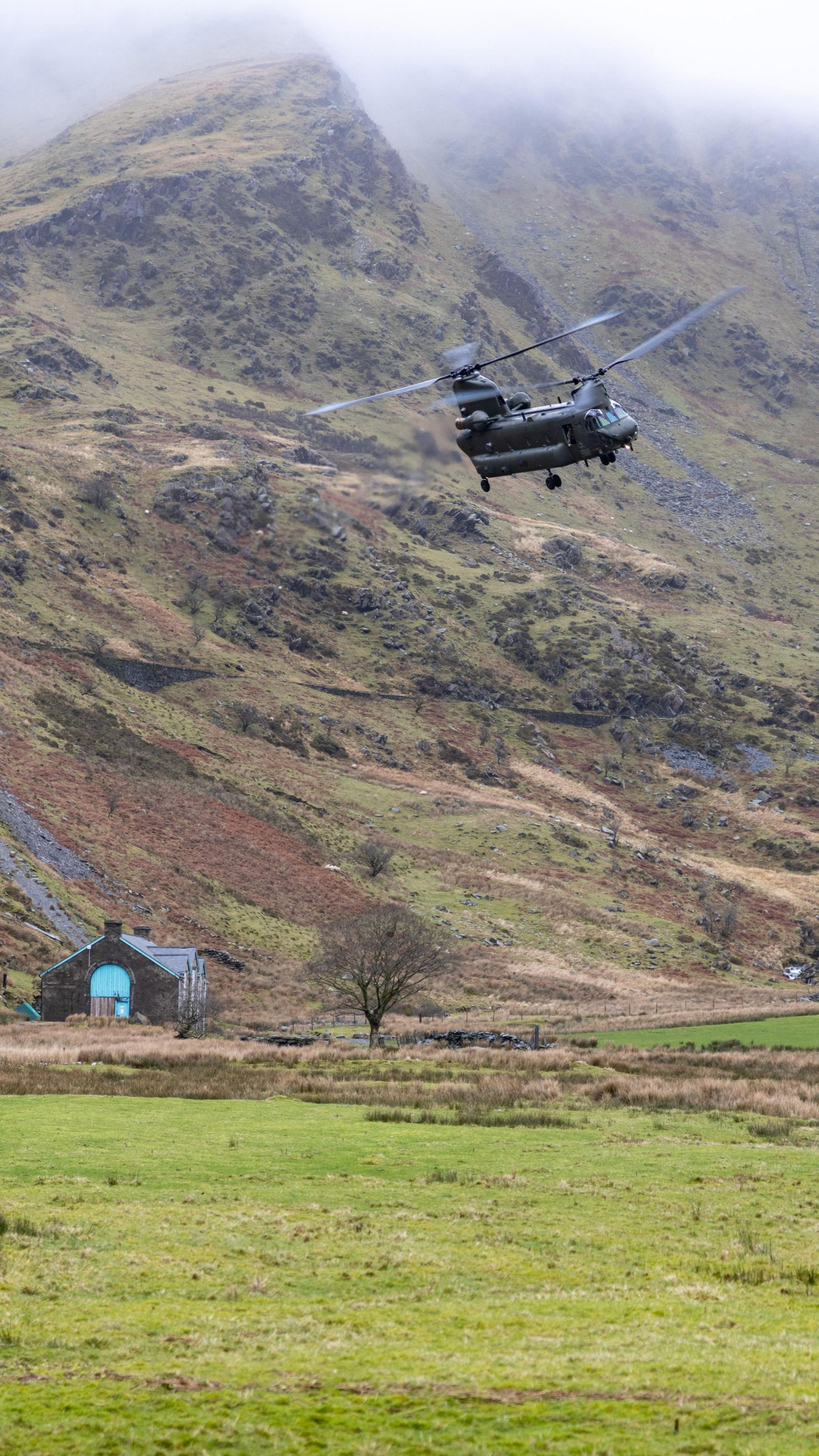 Chinook manoeuvring at low level in Eryri 