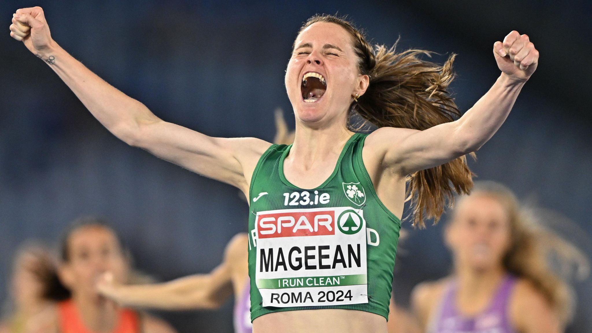 Mageean celebrating after winning 1500m gold for Ireland