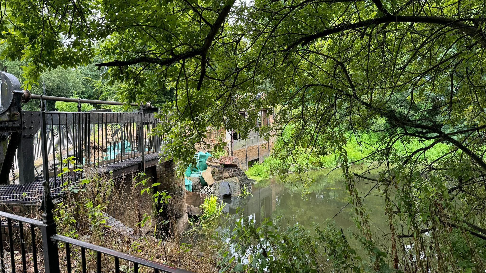 Historical weir in Colchester could be removed after collapsing - BBC News