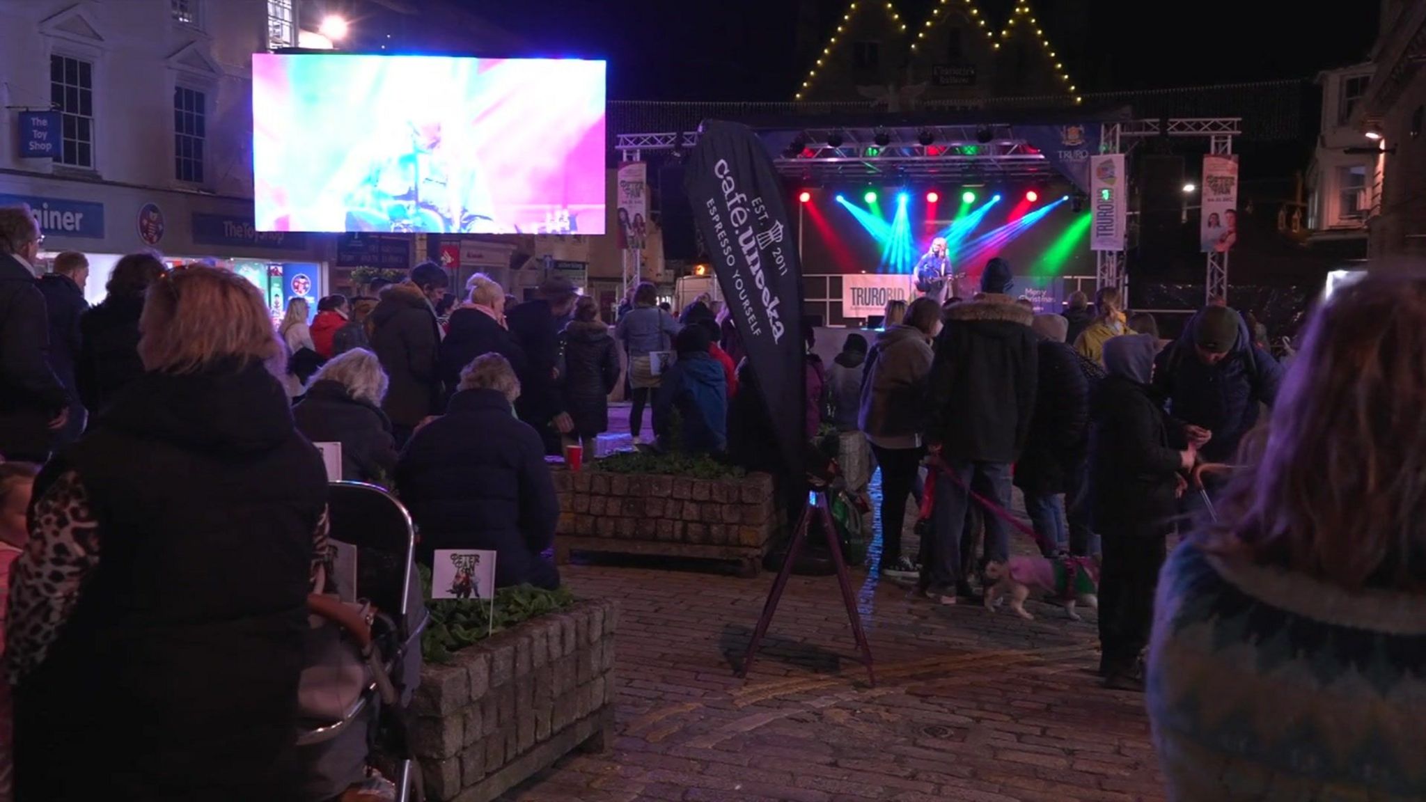 Truro Thousands turn out for Christmas lights switchon BBC News