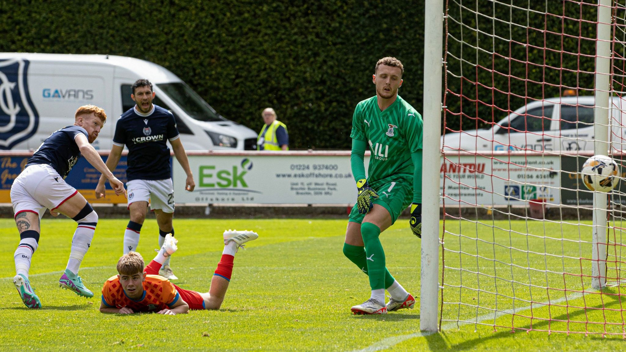 Simon Murray scores for Dundee against Inverness Caledonian Thistle