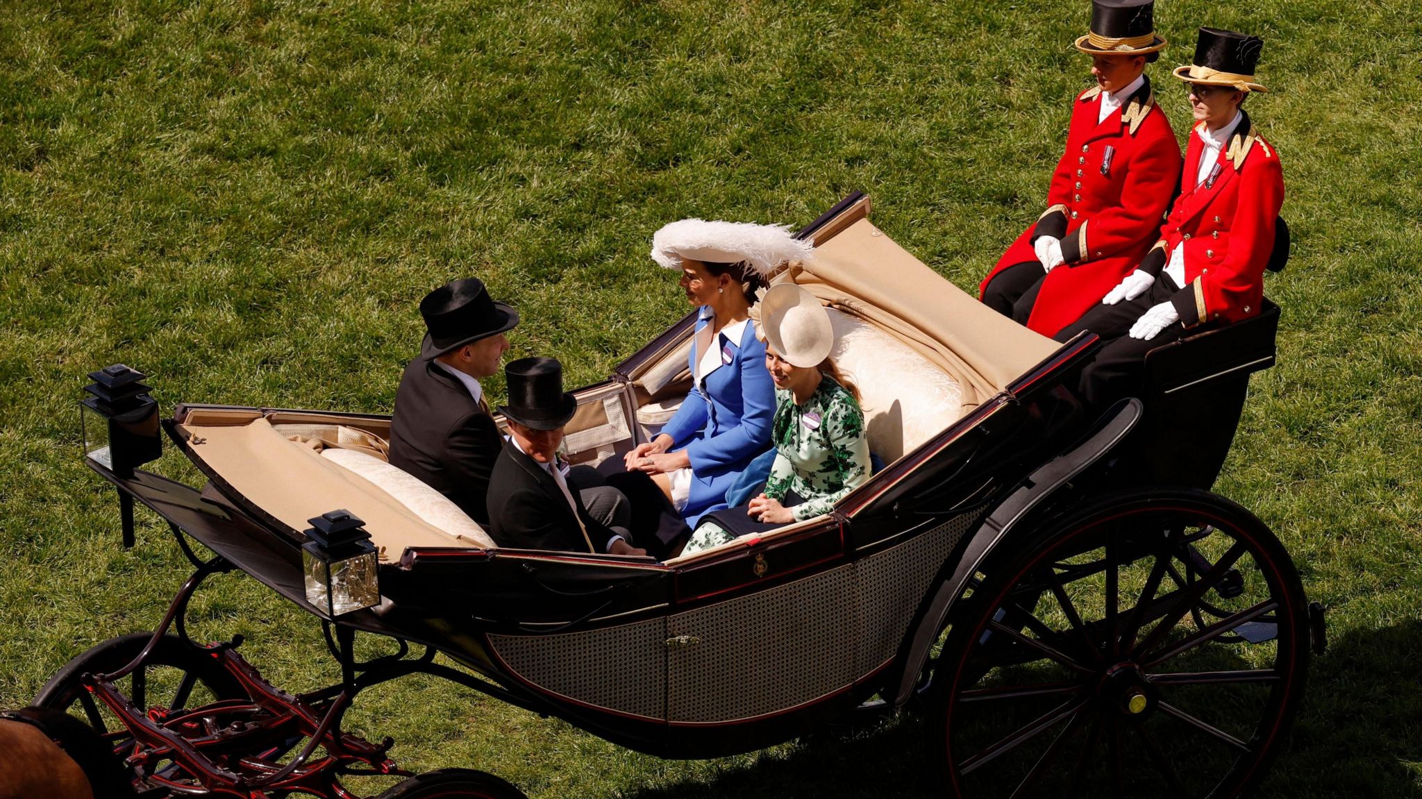 Princess Beatrice and Edoardo Mapelli Mozzi  in a royal carriage on the racecourse