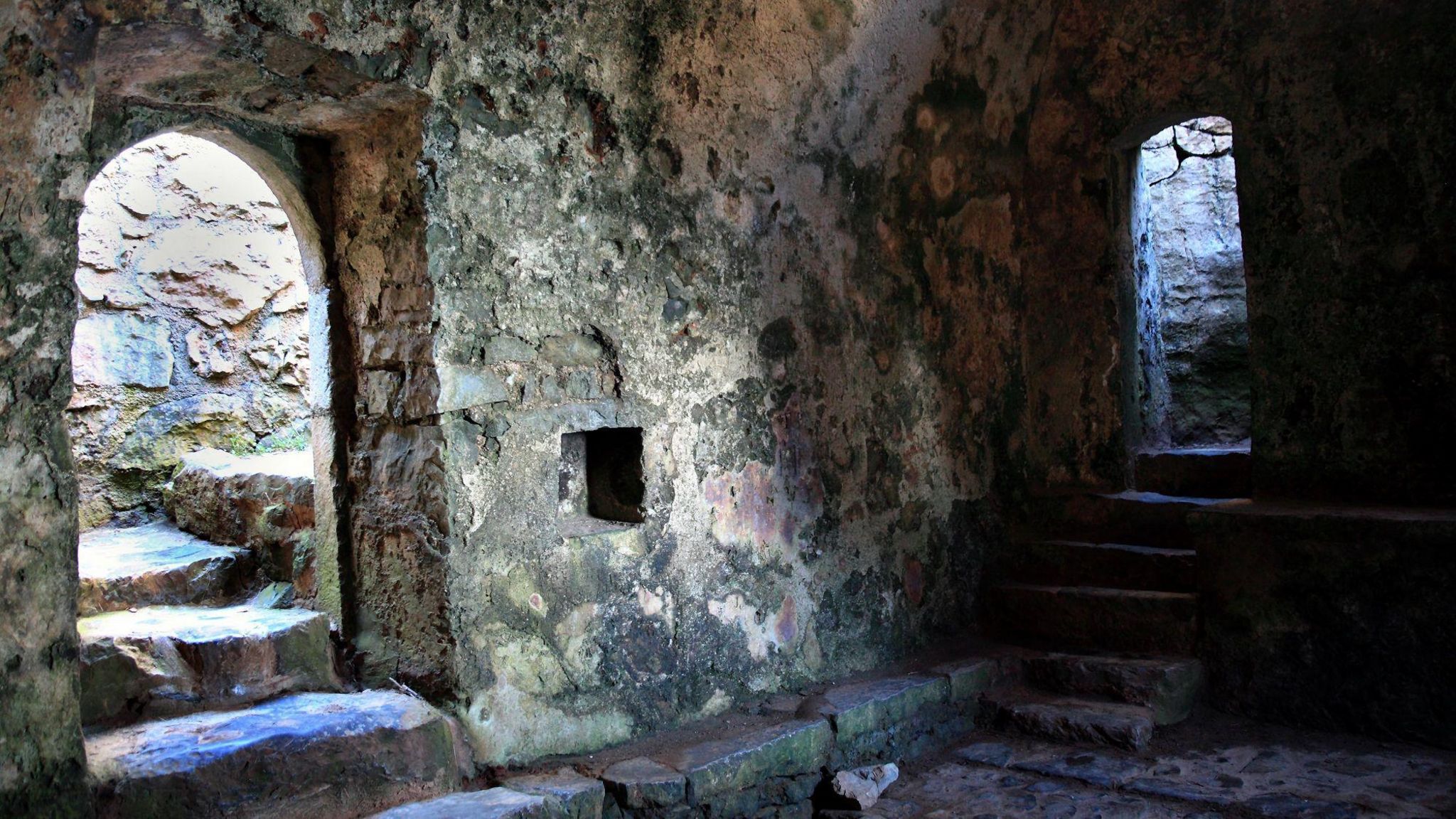 St Govan's Chapel: The tiny Pembrokeshire chapel rooted in myth - BBC News