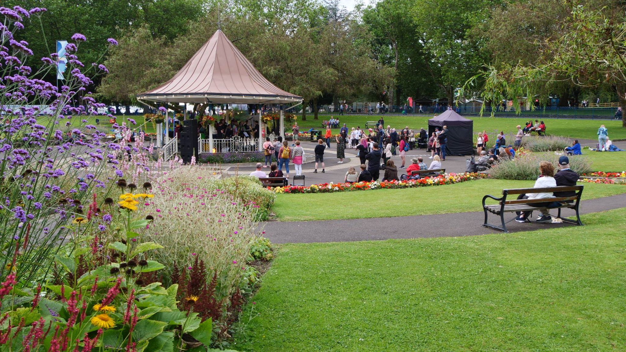 Mwynhau'r Bandstand