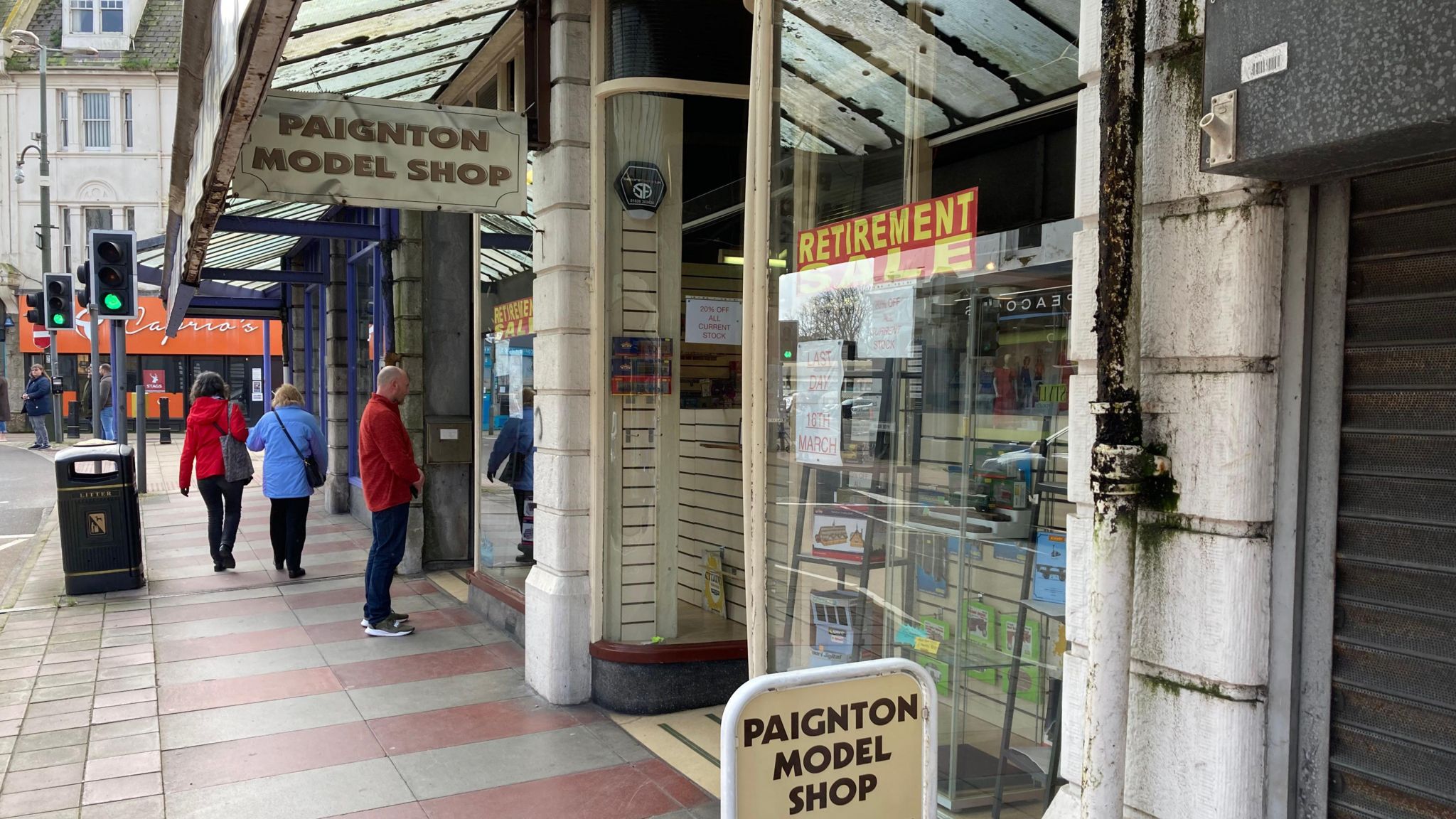 Paignton Model Shop's emotional goodbye as owners retire - BBC News