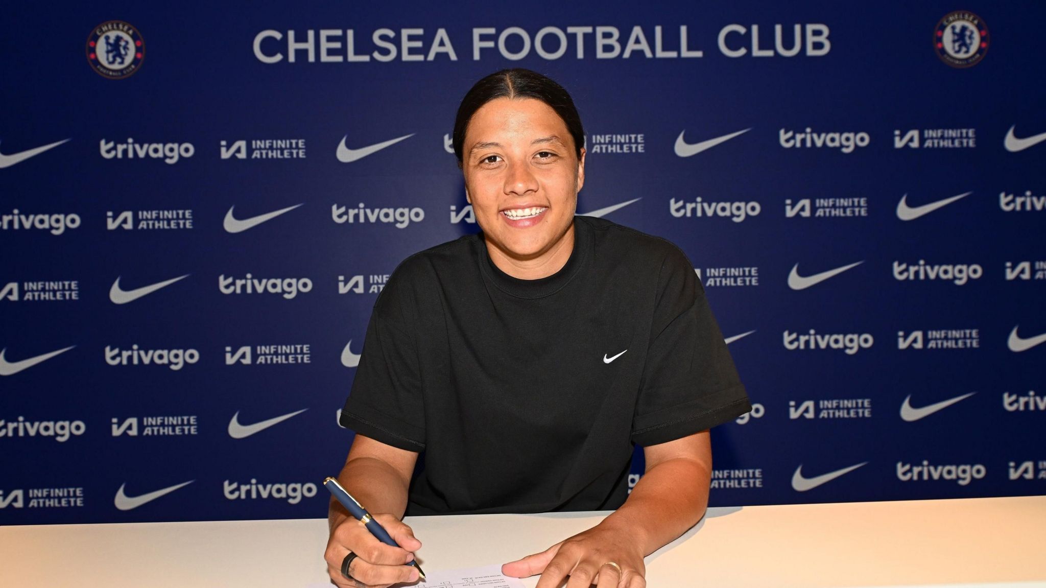 Sam Kerr: Chelsea striker signs new contract - BBC Sport