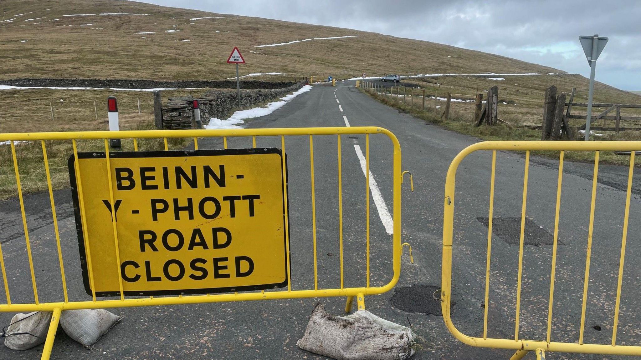 Road closed sign at Beinn-Y-Phott