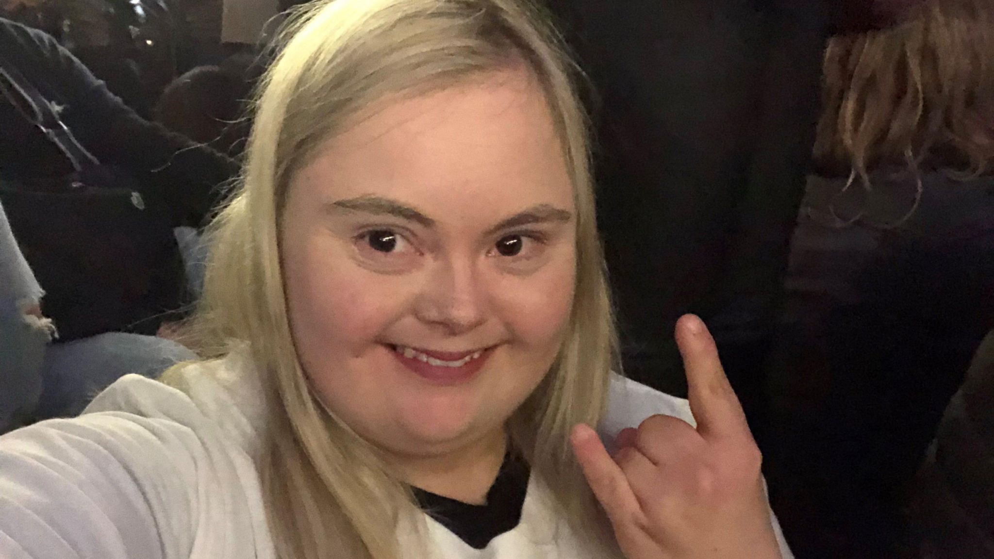 Noson 'arbennig' Ffion Gwyther yn gwylio Springsteen - BBC Cymru Fyw