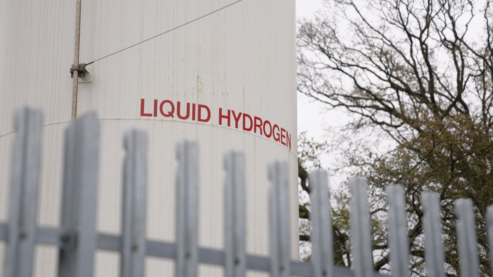 Liquid hydrogen storage
