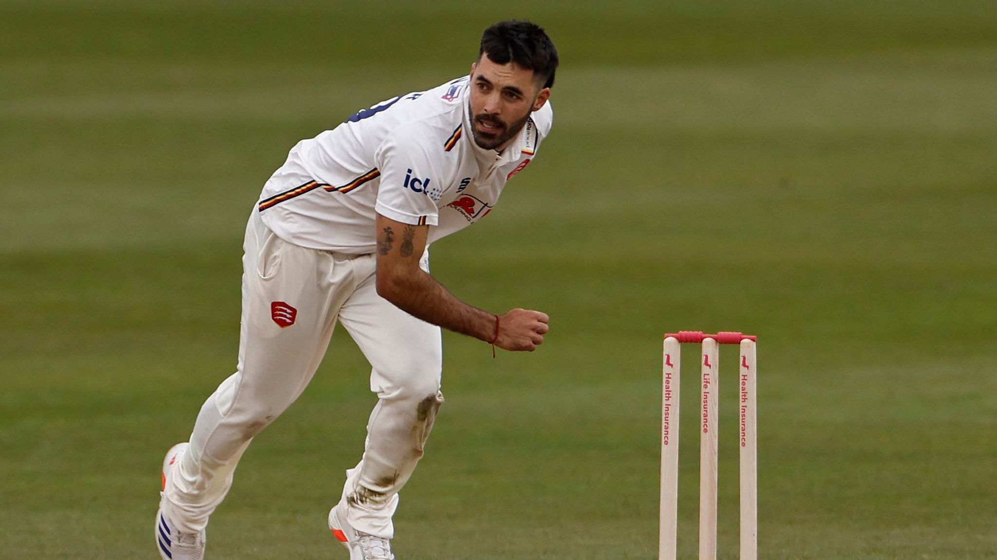 Shane Snater bowling a cricket ball