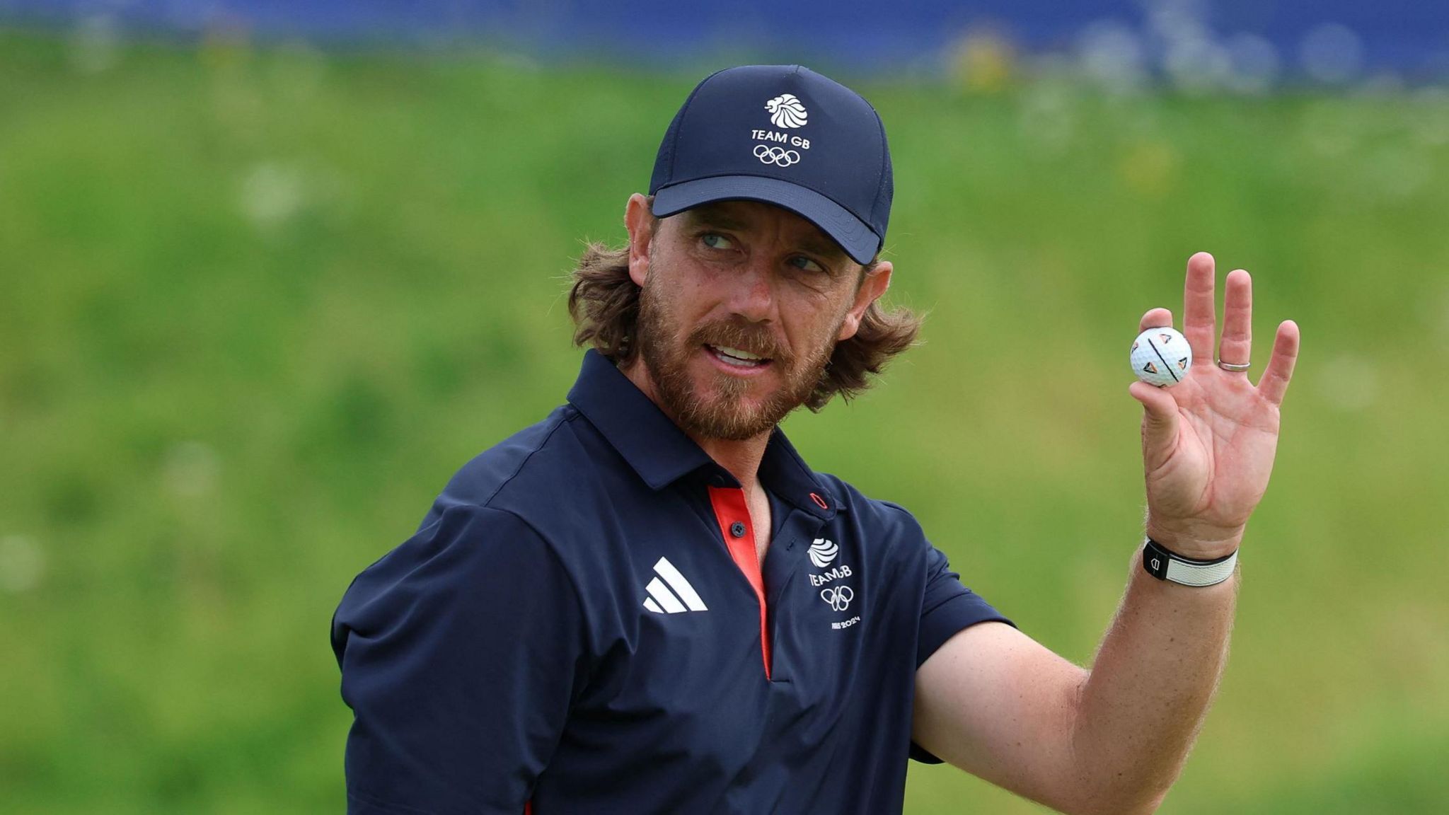 Tommy Fleetwood acknowledges the support of the Paris 2024 crowd