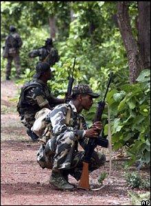 Indian troops fighting Maoist paramilitaries