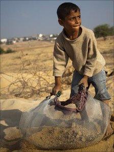 Adel al-Dama, 7, digging for gravel in Beit Lahiya, Gaza Strip
