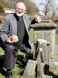 The Reverend Norman Morris at Richard Munslow's grave