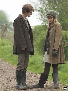 Andrew Garfield and Carey Mulligan in Never let Me Go