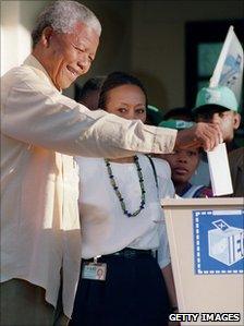 Нельсон Мандела голосует в Ошланге, черном городке недалеко от Дурбана, 27 апреля 1994 года