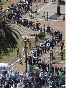 Queues of mourners in Buenos Aires