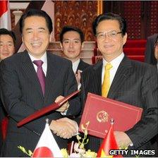 Japanese Prime Minister Naoto Kan (L) shakes hands with his Vietnamese counterpart Nguen Tan Dung (R) in Hanoi, 31 October