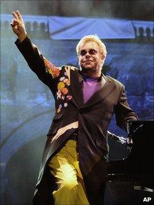 Sir Elton John saluting the crowd at Piedigrotta festival in Naples, September 2009