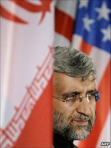 Iran's chief negotiator Saeed Jalili, between Iranian and US flags, Geneva (7 December 2010)