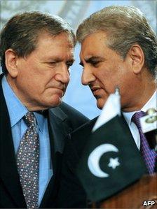 Richard Holbrooke (left) and Pakistan Foreign Minister Shah Mahmood Qureshi, file image from April 2009