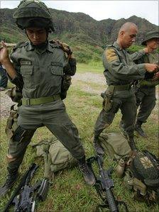 A Jungla counter-narcotics commando putting on body armour
