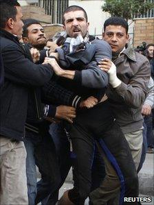 Plain clothes police officers detain protesters in Cairo, Egypt (26 Jan 2011)