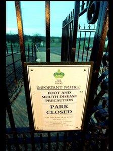 Sign saying Richmond Park in London closed to visitors
