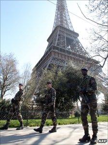 Eiffel Tower cleared after phone warning - BBC News