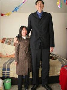 Bao Xishun, who was the world's tallest man, poses with his new wife in 2007 in Inner Mongolia