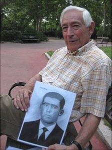 Fausto Canales with a picture of his father, executed by a Fascist squad in 1936