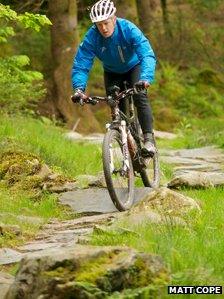 Mountain biker Dave Buchanan sets new Guinness record - BBC News