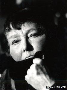 Mabel Pakenham-Walsh: Llun gan Alan Hillyer