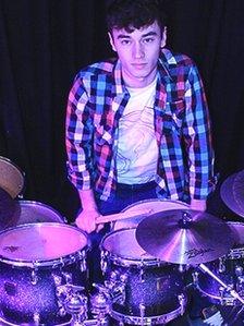 London 2012: Sussex drummer to play at opening ceremony - BBC News