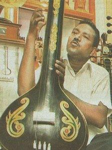Абдул Азиз играет на одном из своих сотен редких инструментов