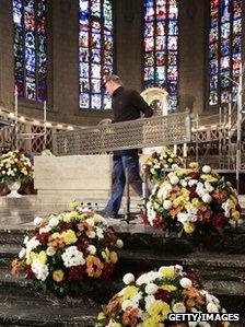 A man places wedding flowers in Luxembourg's cathedral