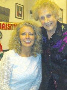 Wendy Morris-Twiddy a'i mam Mona Morris