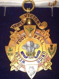 Medal enillwyr y Goron Driphlyg