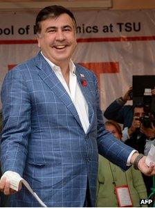 Georgia's President Mikheil Saakashvili votes at a polling station during the presidential election in Tbilisi (27 October 2013)