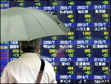A man looks at the status of the Nikkei stock exchange in Tokyo (28 April 2010)