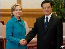 US Secretary of State Hillary Clinton and Chinese President Hu Jintao in Beijing (25 May 2010)