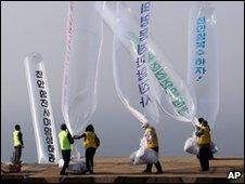 South Korean activists release propaganda balloons (20 May 2010)