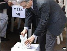 Colombian President Alvaro Uribe casts his ballot in Bogota (30 May 2010)