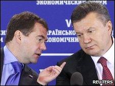 Russian President Dmitry Medvedev (left) and his Ukrainian counterpart Viktor Yanukovich in Kiev on 18/5/2010