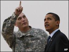 Ray Odierno (left) and US President Barack Obama in Baghdad, Iraq, file pic from 9 April 2009
