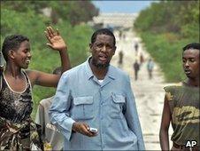 Somali Defence Minister Yusuf Mohamed Siad (C) walking on the front line in Mogadishu’s during clashes with Islamist insurgents on 12 May 2010