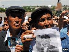 Kyrgyz men in Osh show pictures of dead relatives, 18 June