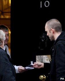 Joe Glenton handing over his medal to Downing Street