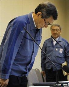 Tepco president Masataka Shimizu (L) bows while the company's managing director Toshio Nishizawa looks on